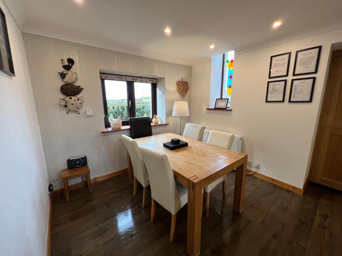 3 Bed Detached Cottage- Log Burner Mountain Views Beaumaris Exterior photo