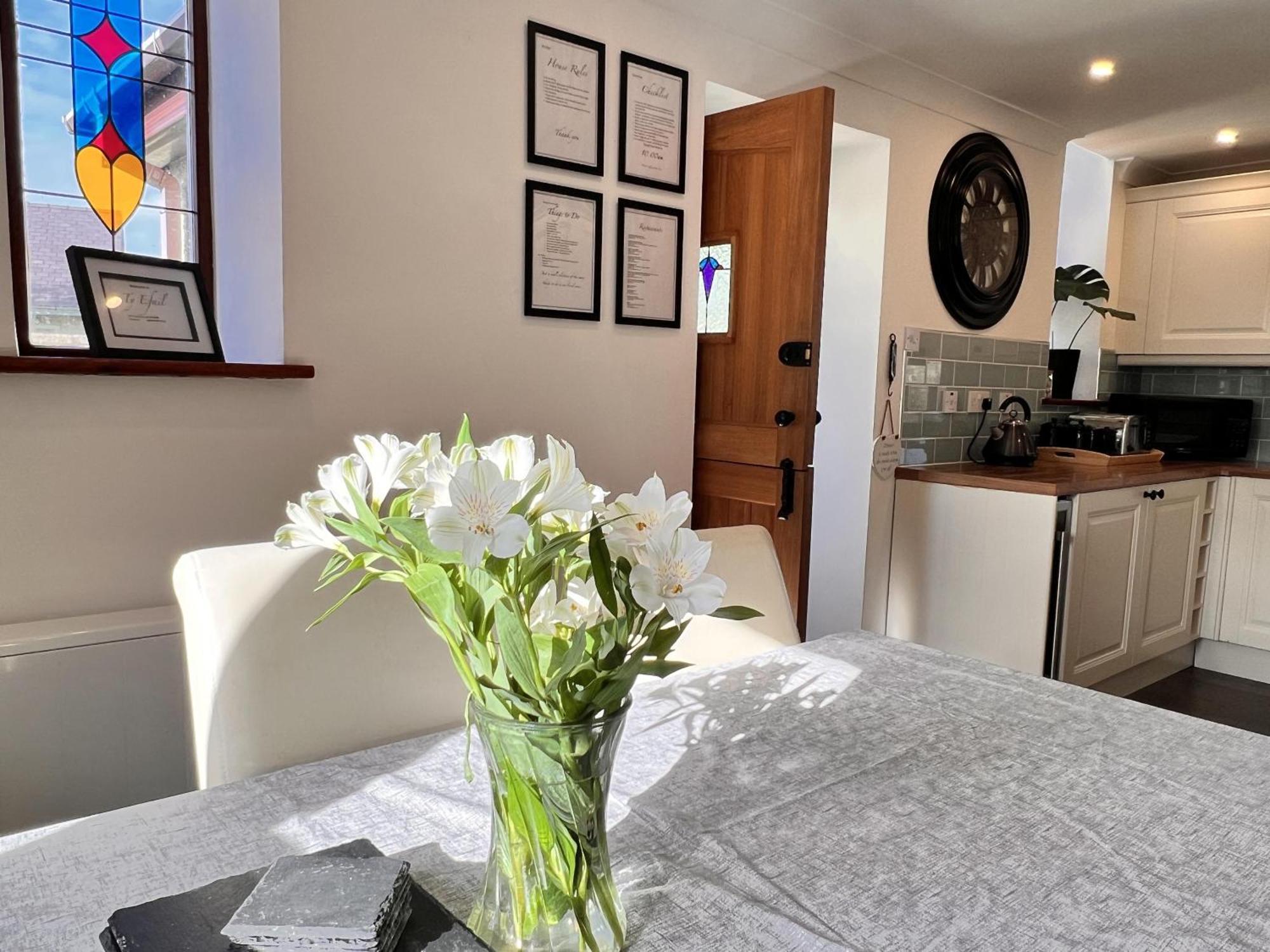 3 Bed Detached Cottage- Log Burner Mountain Views Beaumaris Exterior photo